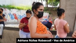 Embarazada espera ser atendida en centro de maternidad en Caracas