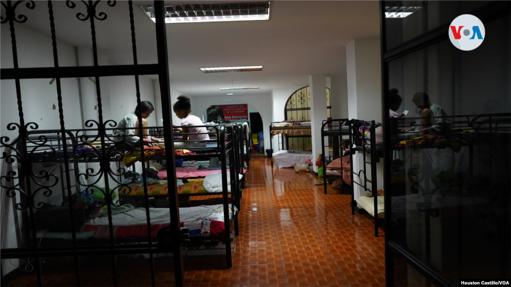 Dos niñas venezolanas juegan en uno de los albergues de la Asociación Obras del Espíritu Santo, en San José, Costa Rica