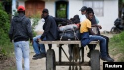 Migrantes viajan a través de Acandi para cruzar a Panamá y continuar hacia el norte, en Acandi, Colombia, 23 de septiembre de 2021. 