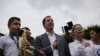 ARCHIVO - El líder opositor Juan Guaidó y la congresista Olivia Lozano se unen al canto del himno nacional durante un mitin en Caracas, Venezuela, el sábado 11 de mayo de 2019.