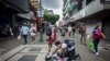 Nicaragüenses trabajan en la avenida central de San José, Costa Rica, en labores de comercio formal e informal. [Oscar Navarrete/VOA- LA PRENSA]