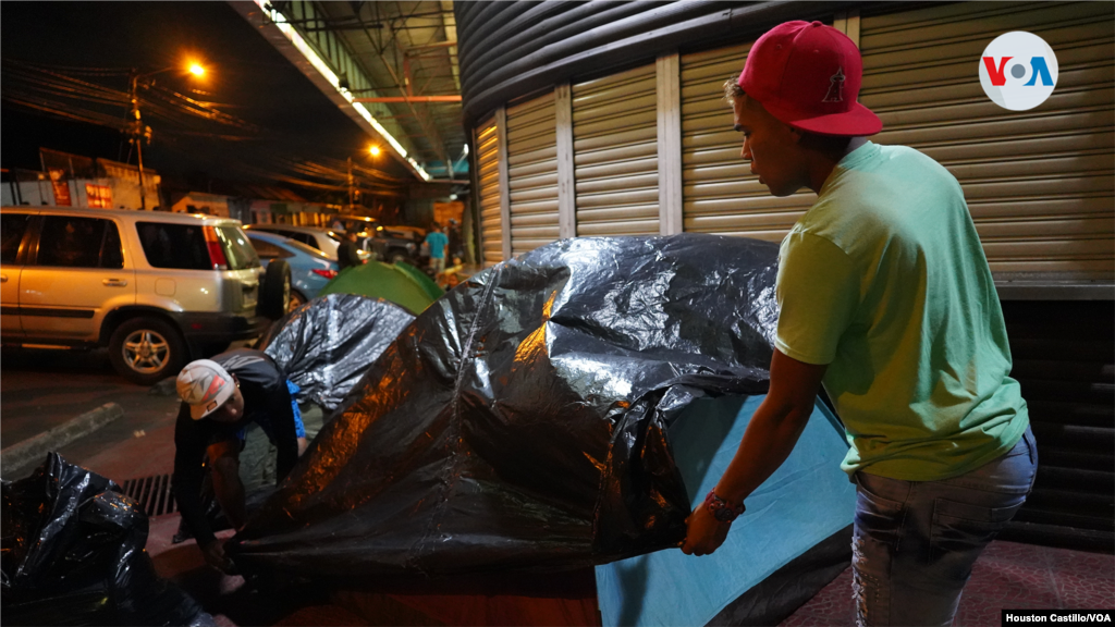 Un grupo de venezolanos arma una tienda de campaña en las calles de San José, Costa Rica. Foto Houston Castillo, VOA