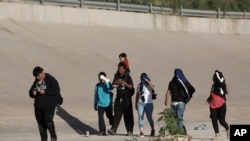 Un grupo de migrantes venezolanos camina hacia la frontera de Estados Unidos para entregarse a la patrulla fronteriza en Ciudad Juárez, México, el jueves 13 de octubre de 2022.