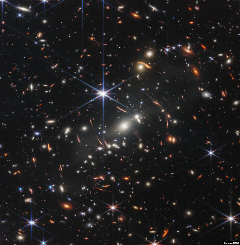 La imagen más lejana y detallada del telescopio Webb. Esta imagen muestra el cúmulo de galaxias SMACS 0723, conocido como el Primer Campo Profundo del Webb. Miles de galaxias aparecen a la vista por primera vez con intensos detalles de un sector muy lejano del universo.