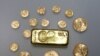 El oro sube gracias a la caída del dólar, operadores están atentos a señales económicas
