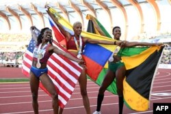 La medallista de oro Yulimar Rojas (centro) de Venezuela, la medallista de plata Shanieka Ricketts (derecha) de Jamaica y la medallista de bronce Tori Franklin de EEUU, en Oregon, el 18 de julio de 2022.