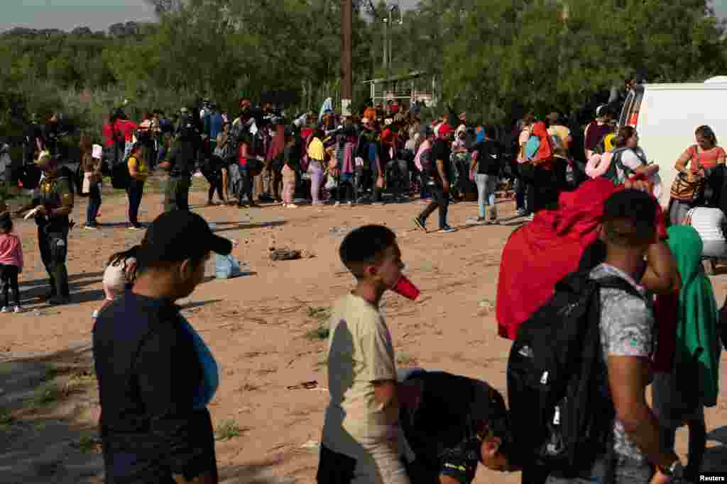 Migrantes, en su mayoría de Venezuela y Cuba, esperan ser transportados por agentes de Aduanas y Protección Fronteriza de Estados Unidos, donde buscan obtener asilo.