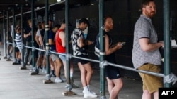 Un grupo de personas espera para vacunarse contra la viruela del mono en Blooklyn, Nueva York, el 17 de julio de 2022. Foto AFP.