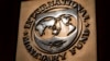 El logo del Fondo Monetario Internacional es visible en su edificio, el 5 de abril de 2021, en Washington DC.