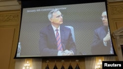 Pat Cipollone, exconsejero de la Casa Blanca, se muestra en una pantalla durante una audiencia pública del Comité Selecto de la Cámara de Representantes para investigar el ataque del 6 de enero al Capitolio de los Estados Unidos, en Capitol Hill, en Washington, el 21 de julio de 2022. REUTERS/ Jonathan Ernst