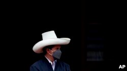 El presidente peruano Pedro Castillo asiste a una ceremonia para promover una ley que extiende la graduación automática de la universidad debido a la pandemia de COVID-19, el 22 de noviembre de 2021, en Lima, Perú.