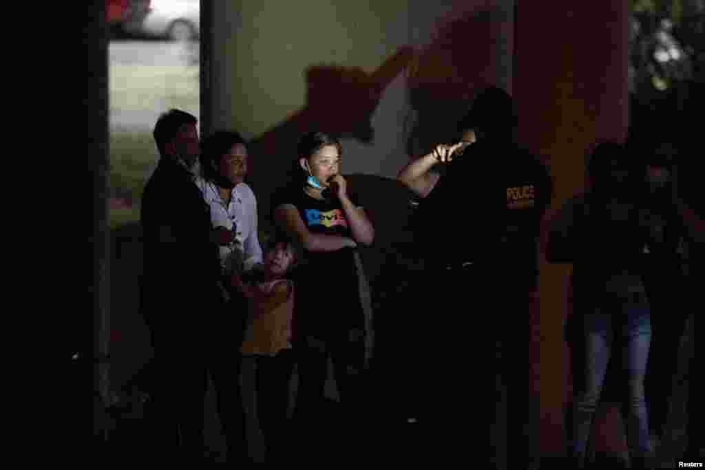 En Eagle Pass, Texas, agentes de aduanas procesan a migrantes que lograron cruzar a Estados Unidos a través del Río Grande.