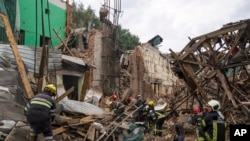 Los rescatistas retiran los escombros luego de un ataque con misiles rusos en Chuhuiv, región de Kharkiv, Ucrania, el 25 de julio de 2022.