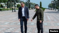 El presidente de Ucrania, Volodymyr Zelenskiy, y el presidente de Polonia, Andrzej Duda, abren el Callejón de la Valentía durante una rueda de prensa conjunta, en medio del ataque de Rusia a Ucrania, en Kyiv, Ucrania, el 23 de agosto de 2022. REUTERS/Viacheslav Ratynskyi