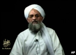ARCHIVO: esta captura de fotograma de un video muestra al líder de Al Qaeda, Ayman al-Zawahri, en una cinta de video emitida el sábado 2 de septiembre de 2006.