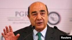 El fiscal general Jesús Murillo habla con los medios de comunicación durante una conferencia de prensa en la oficina del fiscal general en la Ciudad de México el 27 de enero de 2015.