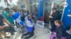 El Padre Palmar realiza una oración frente al Consulado de Nicaragua en Miami, Florida, como acto de protesta por el arresto al Obispo Rolando Álvarez y otros sacerdotes. [Foto: Antoni Belchi / VOA]