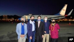 Una delegación de legisladores estadounidenses posa para una foto después de llegar al aeropuerto de Songshan en Taipei, Taiwán, el domingo 14 de agosto de 2022. (Ministerio de Asuntos Exteriores de Taiwán vía AP)