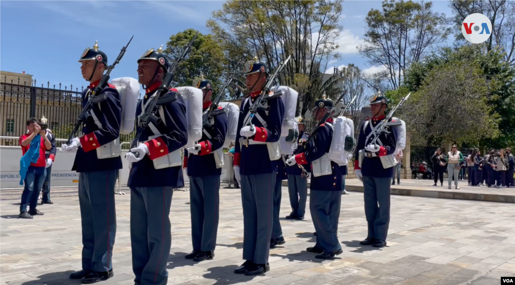 En este lugar, ahora es posible ver el cambio de Guardia presidencial en la Casa de Nariño, que se realiza los miércoles, viernes y domingos. [Foto: Karen Sánchez, VOA]
