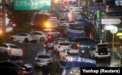 Kendaraan yang semrawut memenuhi jalan di kawasan banjir saat hujan deras di Seoul, Korea Selatan, 8 Agustus 2022. (Foto: Yonhap via REUTERS)
