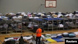 Ucranianos que buscan asilo en Estados Unidos permanecen en el complejo deportivo Benito Juárez, habilitado como refugio por el gobierno local, en Tijuana, México, 23 de abril de 2022.