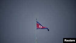 ARCHIVO - Una bandera de Corea del Norte ondea en la aldea de Gijungdong, cerca de la zona desmilitarizada que separa las dos Coreas, en julio de 2022.