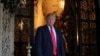 El expresidente Donald Trump conversa desde su residencia en Mar-a-Lago con algunos periodistas tras ganar las elecciones de 2016. Foto: Reuters