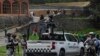 Elementos de la Guardia Nacional custodian el lugar donde se produjo un enfrentamiento entre grupos de delincuentes, que dejó varios policías heridos y más de una decena de personas detenidas, en Tupilejo, Ciudad de México, el 12 de julio. 2022.