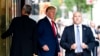 El expresidente Donald Trump sale de la Torre Trump, el 10 de agosto de 2022, en Nueva York, de camino a la oficina de la fiscal general de Nueva York para una declaración en una investigación civil.