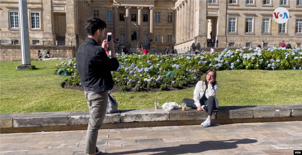 El lugar se ha convertido en un escenario para tomarse fotografías en medio de los jardines y monumentos. [Foto: Karen Sánchez, VOA]