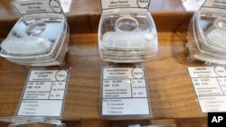 En esta foto de archivo tomada el 9 de octubre de 2019, se exhiben muestras de marihuana en recipientes a prueba de manipulaciones en Evergreen Cannabis, una tienda minorista de marihuana en Vancouver.