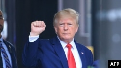 El expresidente Donald Trump hace un gesto con la mano en el exterior de su edificio Trump Tower en la ciudad de Nueva York, EEUU, el 10 de agosto de 2022. 