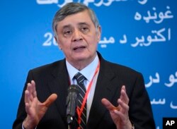 ARCHIVO - El enviado presidencial ruso a Afganistán, Zamir Kabulov, habla con los medios de comunicación durante conversaciones con representantes afganos en Moscú, Rusia, el 20 de octubre de 2021.