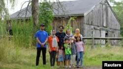 La familia Walizada, que escapó de Afganistán y se estableció en Estados Unidos con la ayuda del programa Sponsor Circle, posa para un retrato en Epping, New Hampshire, EEUU, el 28 de julio de 2022.