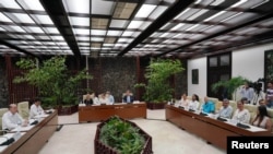 Miembros del gobierno de Colombia y la delegación del Ejército de Liberación Nacional (ELN) de Colombia, junto con el Ministerio de Relaciones Exteriores de Cuba, participan en una conferencia de prensa en La Habana, Cuba, el 12 de agosto de 2022.