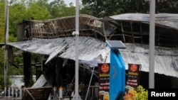 Puing-puing sebuah toko terlihat setelah ledakan di provinsi Yala di Thailand selatan dalam apa yang tampaknya merupakan beberapa serangan terkoordinasi di Thailand selatan, Rabu 17 Agustus 2022.