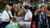 Suasana pasar tradisional di Depok, pinggiran ibu kota Jakarta, 2 Juni 2022. (REUTERS/Ajeng Dinar Ulfiana)
