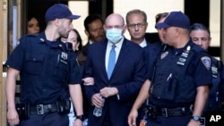 El ex director financiero de la Organización Trump, Allen Weisselberg, al centro, sale de la corte en Nueva York, el 18 de agosto de 2022.