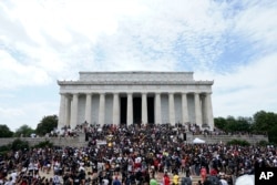 Centenares de personas participan en marcha el 28 de agosto de 2020 desde el Lincoln Memorial al Momorial dedicado a Martin Luther King Jr. ubicado a un costado de la Explanada Nacional en Washington DC. (Foto VOA / AP)