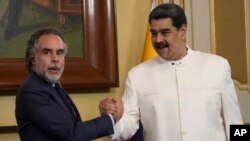 Armando Benedetti, hoy ex embajador de Colombia en Caracas, estrecha su mano con la del presidente de Venezuela, Nicolás Maduro, durante una reunión tras asumir su cargo, el 29 de agosto de 2022.