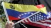 Vecinos de un edificio de apartamentos en Nueva York portan banderas de Venezuela y EEUU durante un acto de entrega de combustible para calefacción a bajo costo, el 17 de noviembre de 2006 en el Bronx, Nueva York. [Archivo]