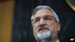 El gobernador de Indiana, Eric Holcomb, da su informe de gobierno ante la Legislatura estatal el 11 de enero de 2022. Holcomb visitó Taiwán el 22 de agosto de 2022. (AP Foto/Darron Cummings, File)