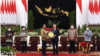 Presiden Jokowi menerima penghargaan atas pencapaian Indonesia dalam Swasembada Beras yang diserahkan oleh Dirjen IRRI Jean Balie di Istana Merdeka, Jakarta, Minggu (14/8). (Foto: Biro Setpres )