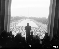 El presidente Warren G. Harding se dirige a la concurrencia durante actos inaugurales de 1922, flanqueado por funcionarios de los otros poderes de Estado. (Foto VOA / Dominio público, cortesía Servicio de Parques Nacionales)