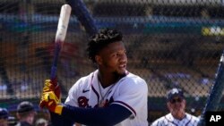 Ronald Acuña Jr., de los Bravos de Atlanta, durante la sesión de práctica de bateo un día previo al Juego de Estrellas de Grandes Ligas, el lunes 18 de julio de 2022, en Los Ángeles.