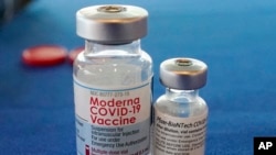En esta fotografía de archivo del 21 de septiembre de 2021 se muestran las vacunas contra el COVID-19 de Pfizer y Moderna.