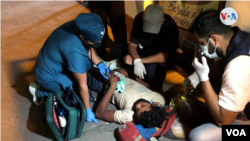  Personas en situación de calle reciben atención de una ONG en Caracas, Venezuela.