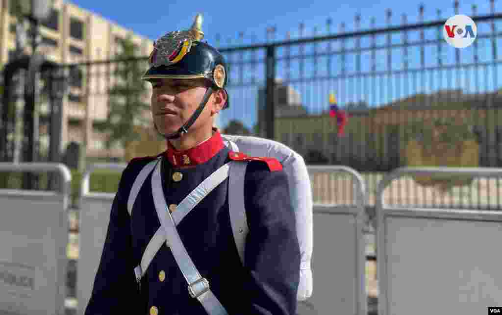Los visitantes aprovechan para ver de cerca a integrantes de la Guardia Presidencial que se ubican en frente de la Casa de Nariño e, incluso, tomarse fotografías con ellos. [Foto: Karen Sánchez, VOA]