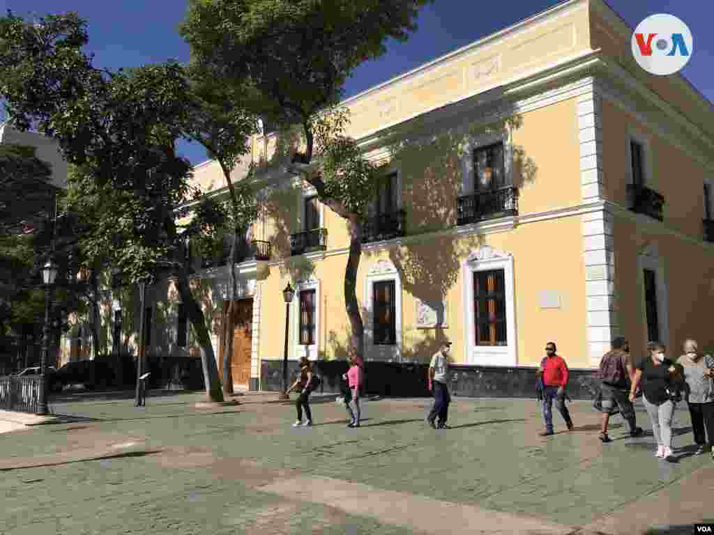 Vista de la Casa Amarilla, edificio de estilo neoclásico y sede del Ministerio de Relaciones Exteriores de Venezuela. Está ubicada frente a la Plaza Bolívar de Caracas, en el centro de la capital venezolana. Febrero de 2022. Foto: Carolina Alcalde - VOA.&nbsp;