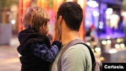 Guillermo López, venezolano residente en Ucrania, con su hijo.